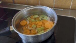 Šargarepa i celer kuvaju se u vodi za osnovu kuvane junetine