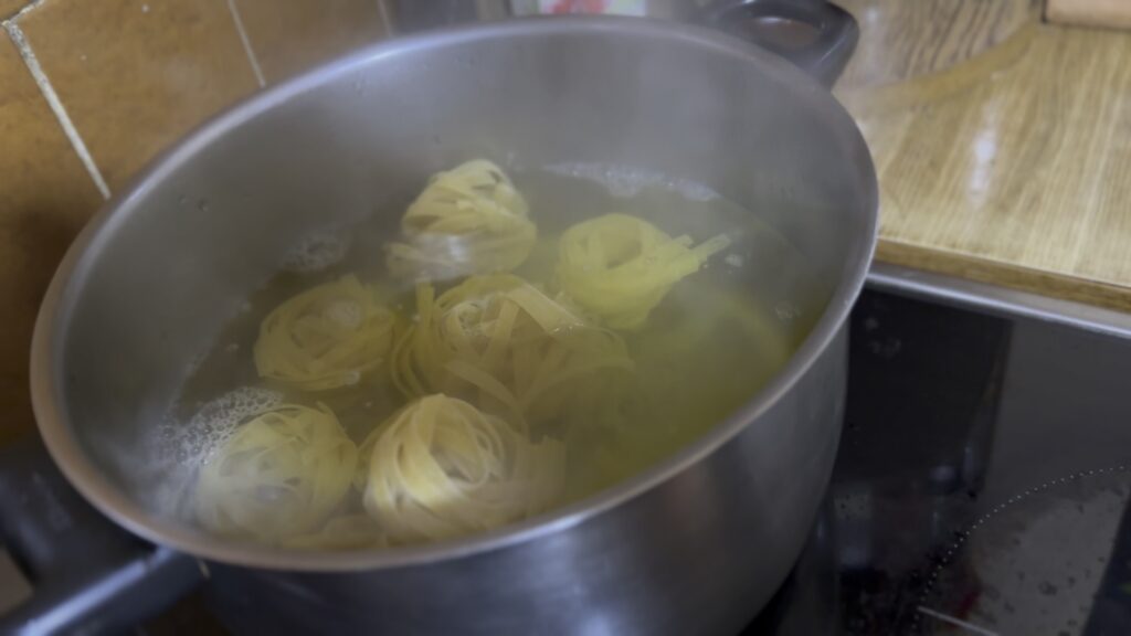 Dodavanje taljatela u aromatizovanu vodu