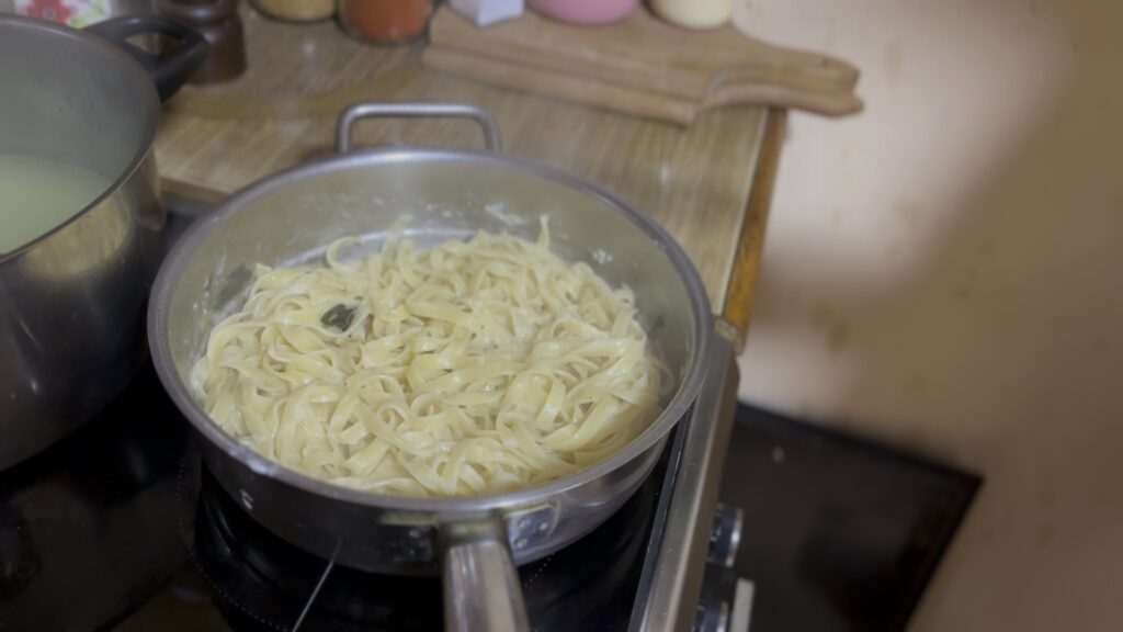 Mešanje taljatela sa puterom, parmezanom i vodom od testenine