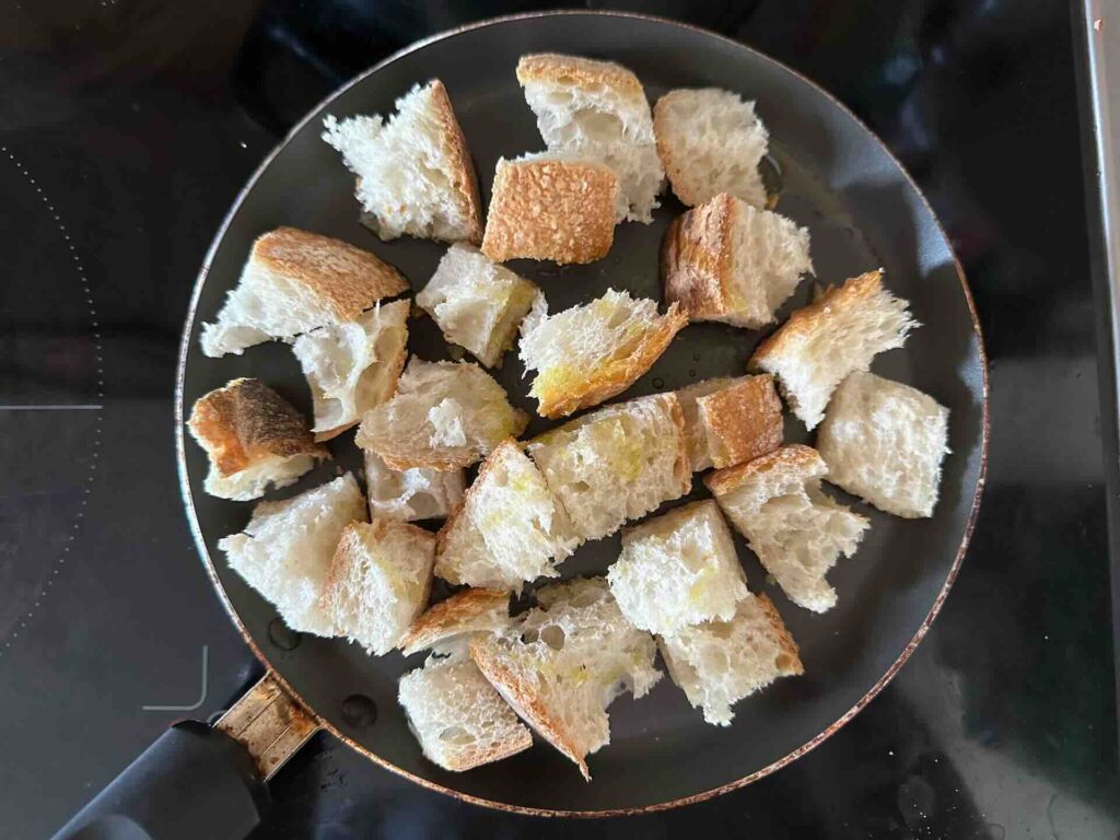 Priprema krutona za potaž od luka.