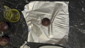 Priprema cvekle za salatu od cvekle i pistaća.