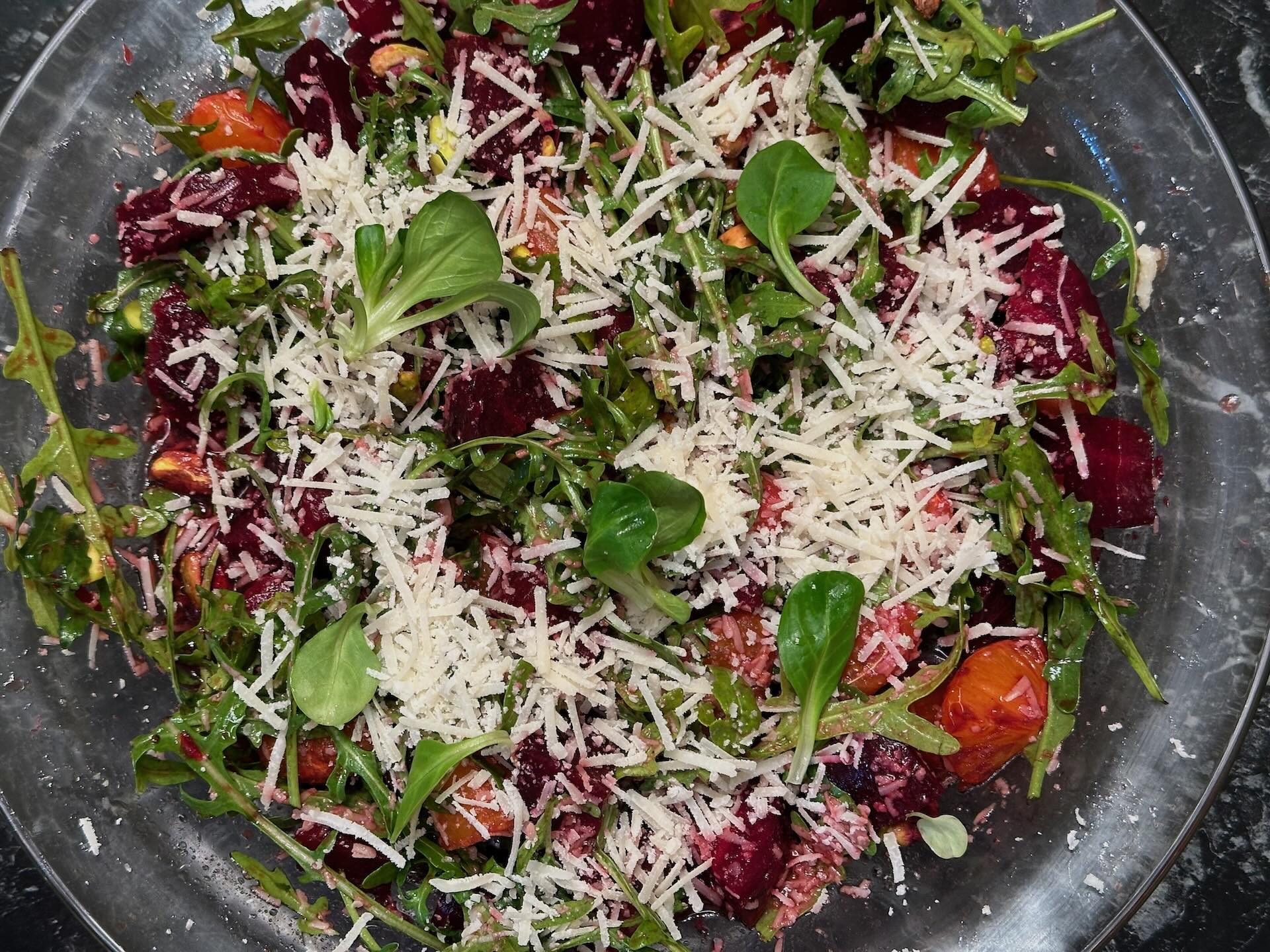 Salata od cvekle i pistaća.