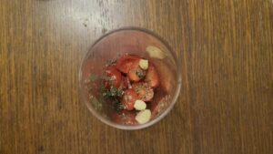 Pomešani sastojci za dresing od paradajza i origana.