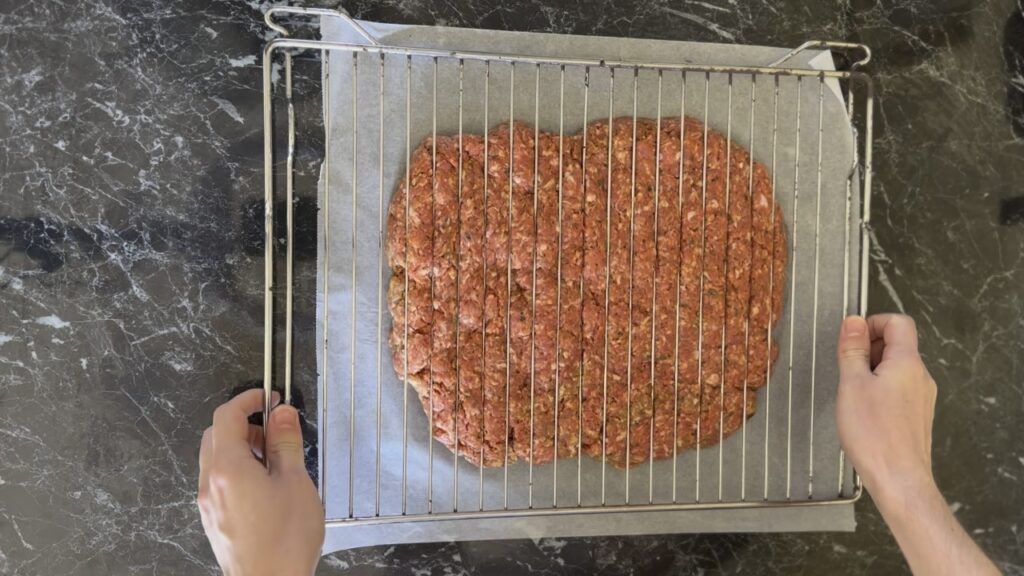 Slatka italijanska kobasica, podela na trake.