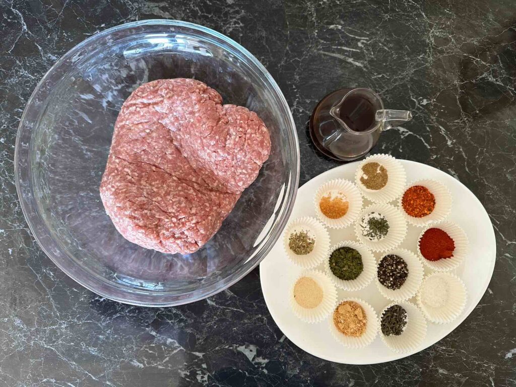 Sastojci za slatku italijansku kobasicu.