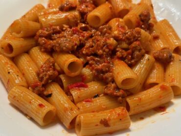 Pasta sa slatkom italijanskom kobasicom.