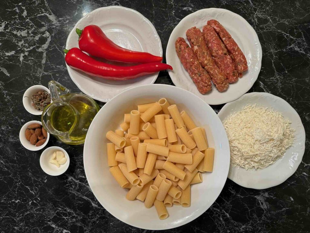Sastojci za pastu sa slatkom italijanskom kobasicom.