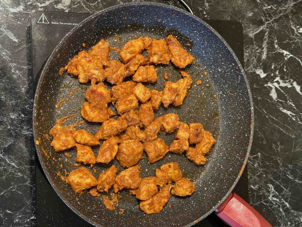 Piletina Tika Masala, prženje piletine.