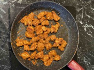 Piletina Tika Masala, prženje piletine.