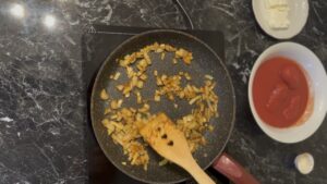 Piletina Tika Masala, prženje luka sa začinima.