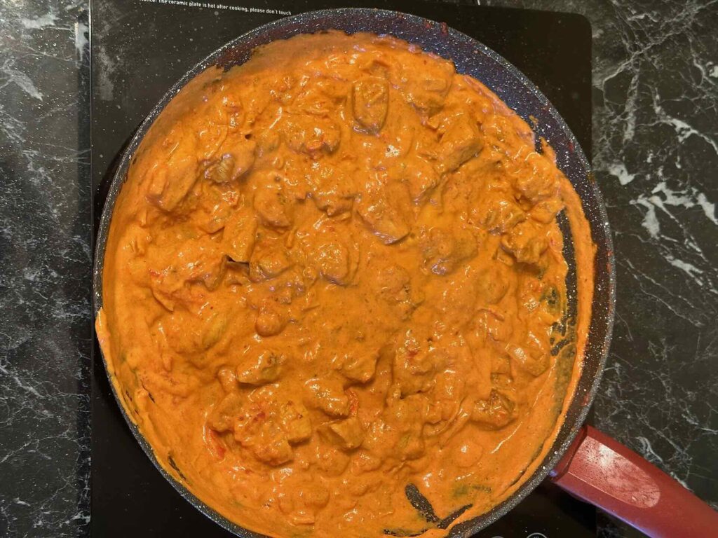 Piletina Tika Masala, kuvanje piletine u sosu.