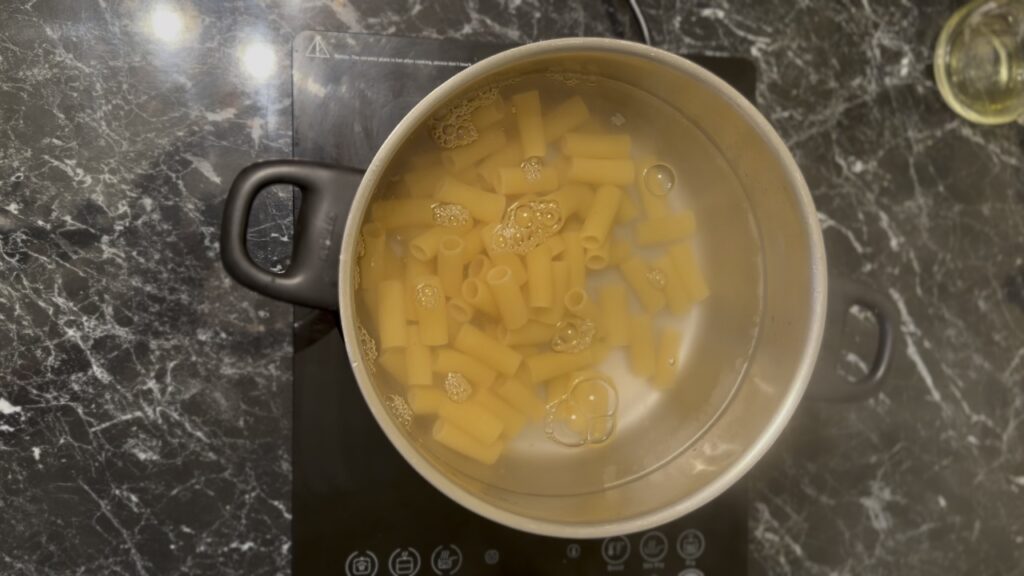 Kuvanje testenine, tortiglioni.