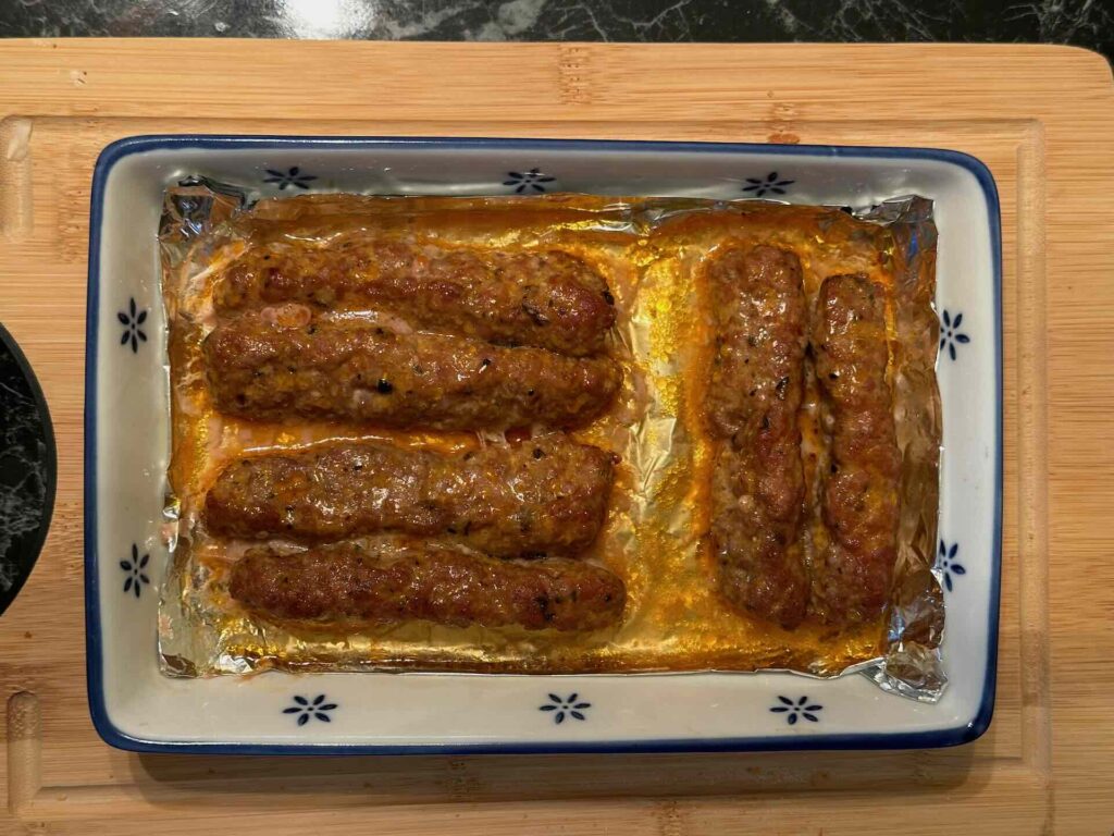 Sendvič sa slatkom italijanskom kobasicom, pečenje kobasica.