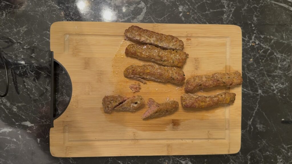 Sendvič sa slatkom italijanskom kobasicom, sečenje kobasica.
