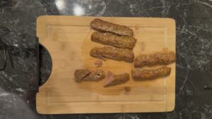 Sendvič sa slatkom italijanskom kobasicom, sečenje kobasica.