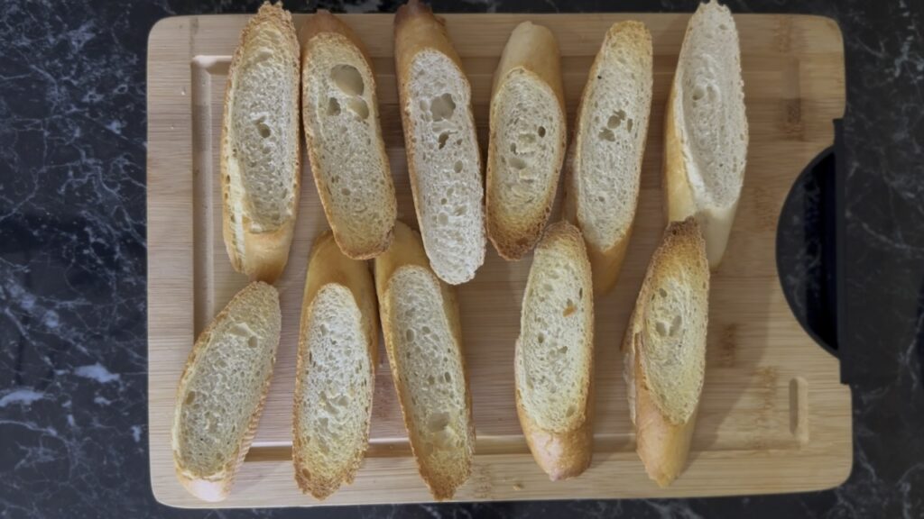 Bruskete sa pančetom i pečurkama, pečenje hleba.