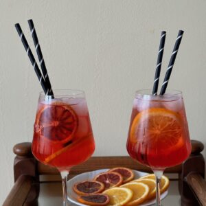 Campari Spritz koktel sa narandžom u vinskoj čaši