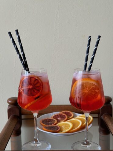 campari spritz koktel sa pomorandžom u čaši