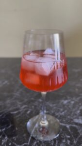 Dodavanje Camparija u Campari Spritz