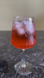 Dodavanje soda vode u Campari Spritz