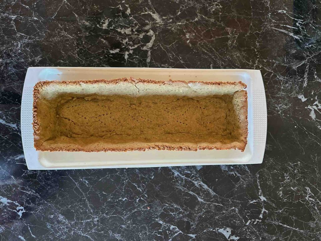 Krostata sa jagodama i pistaćima, priprema kolača od pistaća.