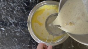 Krostata sa jagodama i pistaćima, priprema poslastičarskog krema.
