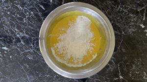 Krostata sa jagodama i pistaćima, priprema poslastičarskog krema.