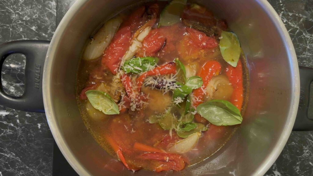 Potaž od paradajza, povrće, bujon bosiljak i parmezan.