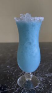 Koktel Blue Hawaii, sipati koktel u čašu