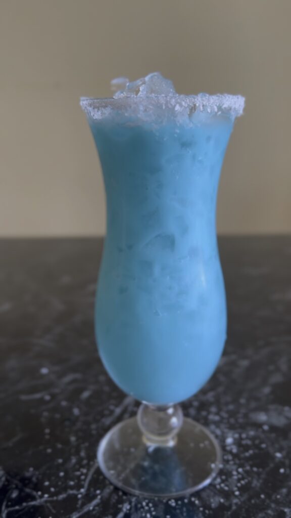 Koktel Blue Hawaii, sipati koktel u čašu
