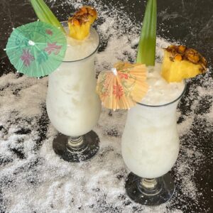 Piña Colada koktel sa ananasom i kokosom