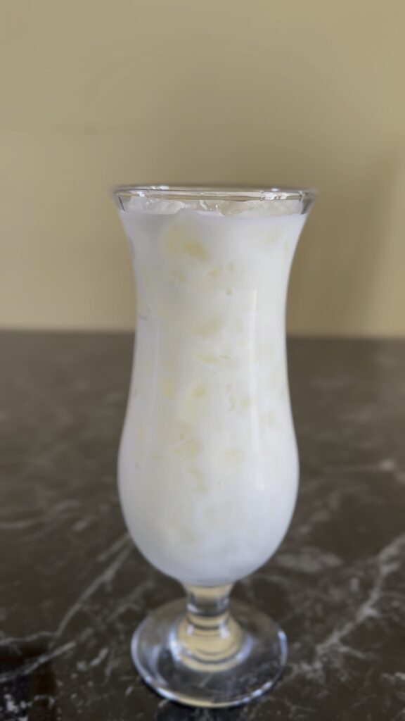 Piña Colada sipana u čašu sa sitnim ledom