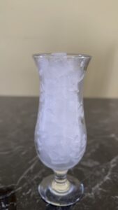 Koktel Piña Colada, čaša sa ledom