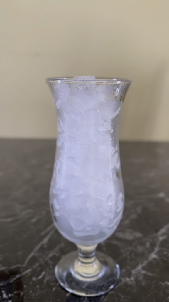 Koktel Piña Colada, čaša sa ledom