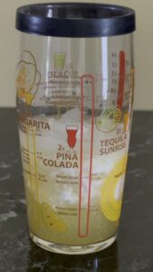Dodavanje kokos krema u Piña Coladu