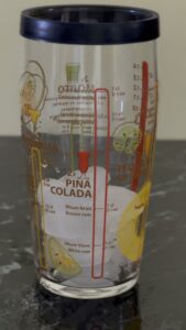 Dodavanje leda u šejker za Piña Coladu