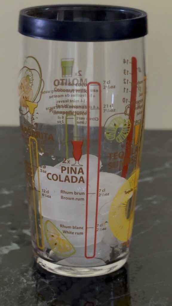 Dodavanje leda u šejker za Piña Coladu