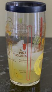 Dodavanje soka od ananasa u Piña Coladu