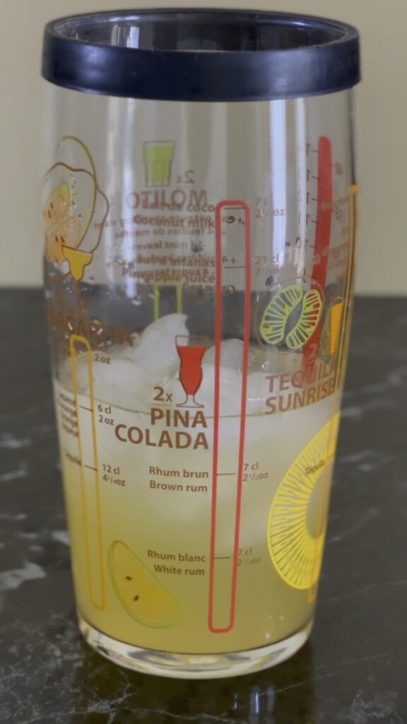Dodavanje soka od ananasa u Piña Coladu