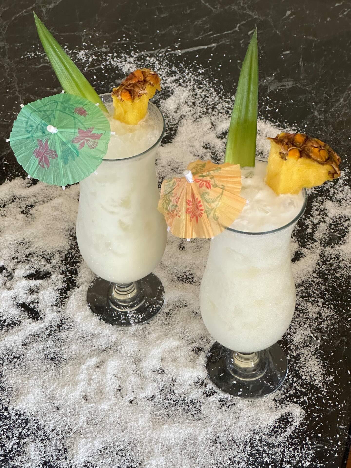 Piña Colada koktel sa ananasom i kokosom