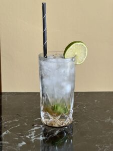 Koktel Caipirinha, servirano