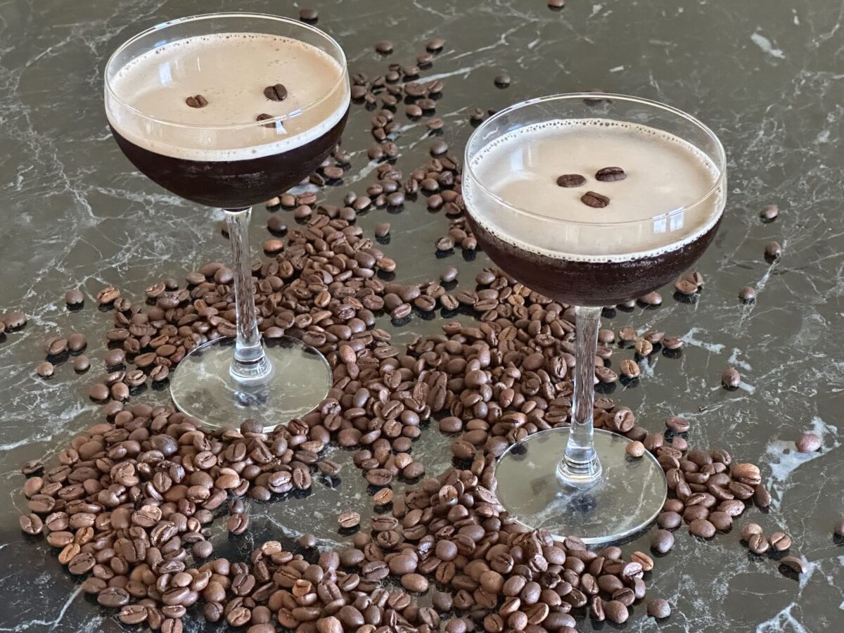 espresso martini koktel sa penom i zrnima kafe