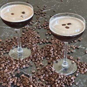 espresso martini koktel sa penom i zrnima kafe
