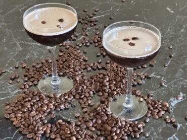 espresso martini koktel sa penom i zrnima kafe