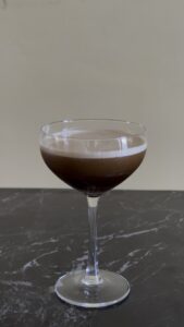 Koktel Espresso Martini, serviranje