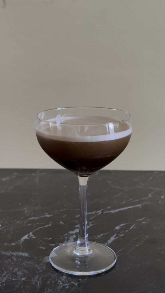 Koktel Espresso Martini, serviranje