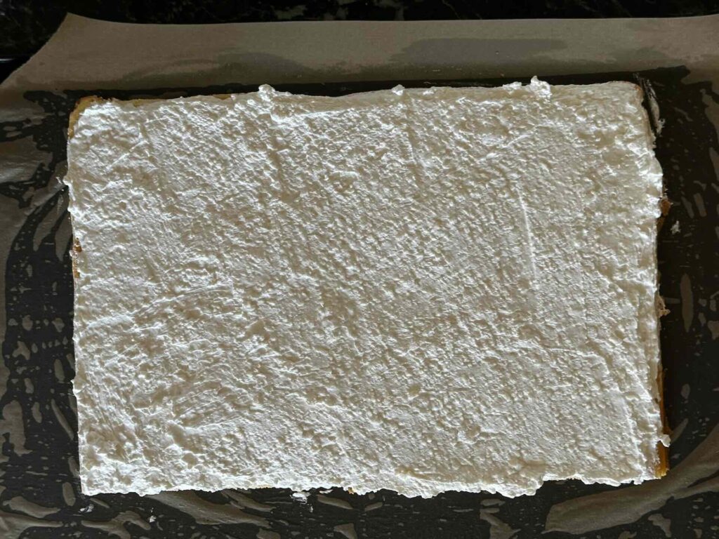 Kolač Paradiso - namažite kremom polovinu biskvitnog testa