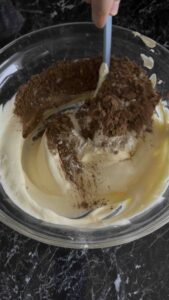 Mlečni kolač - dodati kakao, brašno, prašak za pecivo