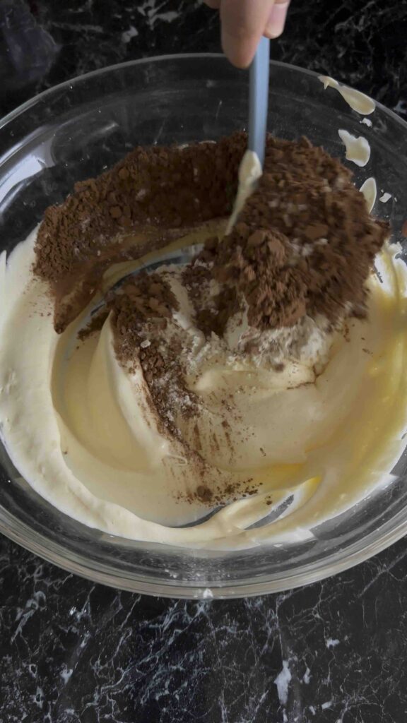 Mlečni kolač - dodati kakao, brašno, prašak za pecivo