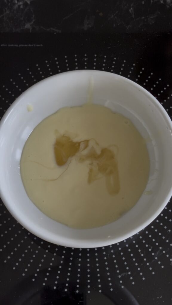 Mlečni kolač - pomešati kondenzovano mleko, želatin i med
